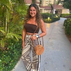 Meet your Posher, Alexis